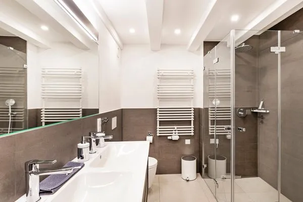 Badezimmer: Regendusche, WC, Waschbecken, Haartrockner  FeWo strandoffice in PRORA - 8.06