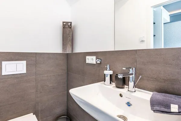 Badezimmer: Regendusche, WC, Waschbecken, Haartrockner  FeWo strandoffice in PRORA - 8.06