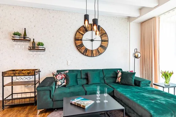 Wohn/Essbereich: Schlafsofa, Essbereich,TV, Zugang zur Terrasse  FeWo Smaragd in PRORA - 3.03