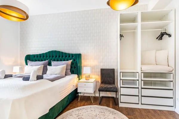 Schlafzimmer 1 (Seeseite): Doppelboxspringbett (180x200),TV, Zugang zur Terrasse  FeWo Smaragd in PRORA - 3.03