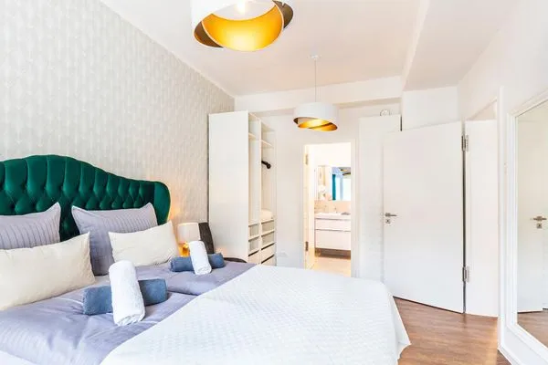 Schlafzimmer 1 (Seeseite): Doppelboxspringbett (180x200),TV, Zugang zur Terrasse  FeWo Smaragd in PRORA - 3.03