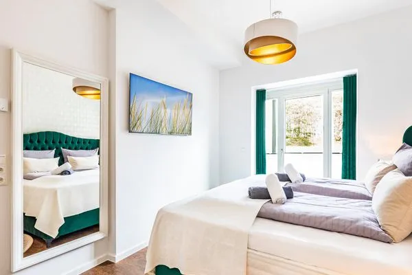 Schlafzimmer 1 (Seeseite): Doppelboxspringbett (180x200),TV, Zugang zur Terrasse  FeWo Smaragd in PRORA - 3.03