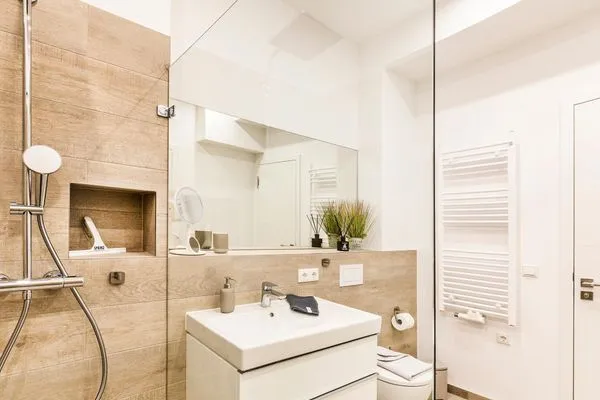 Badezimmer 1: Regendusche, WC, Waschbecken, Haartrockner  FeWo Smaragd in PRORA - 3.03