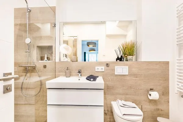 Badezimmer 1: Regendusche, WC, Waschbecken, Haartrockner  FeWo Smaragd in PRORA - 3.03