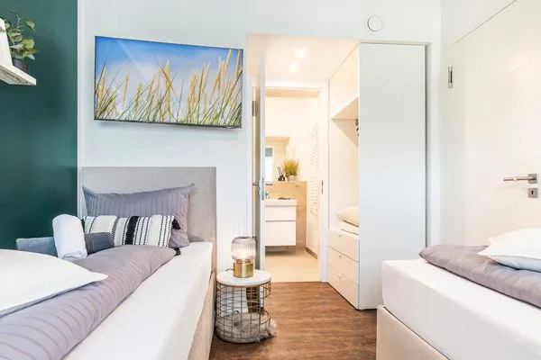 Schlafzimmer 2 (Landseite): 2 Einzelbetten (90 x 200),TV  FeWo Smaragd in PRORA - 3.03