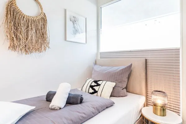 Schlafzimmer 2 (Landseite): 2 Einzelbetten (90 x 200),TV  FeWo Smaragd in PRORA - 3.03