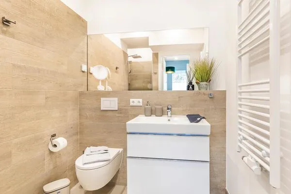 Badezimmer 2: Regendusche, WC, Waschbecken, Haartrockner  FeWo Smaragd in PRORA - 3.03