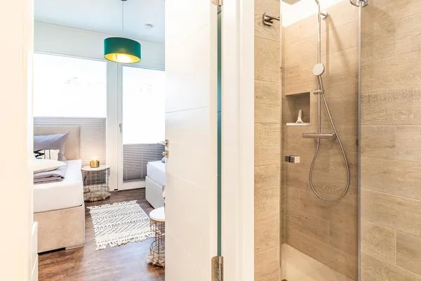 Badezimmer 2: Regendusche, WC, Waschbecken, Haartrockner  FeWo Smaragd in PRORA - 3.03