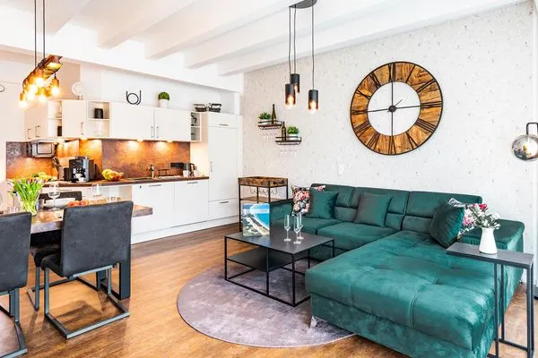 Wohn/Essbereich: Schlafsofa, Essbereich,TV, Zugang zur Terrasse  FeWo Smaragd in PRORA - 3.03