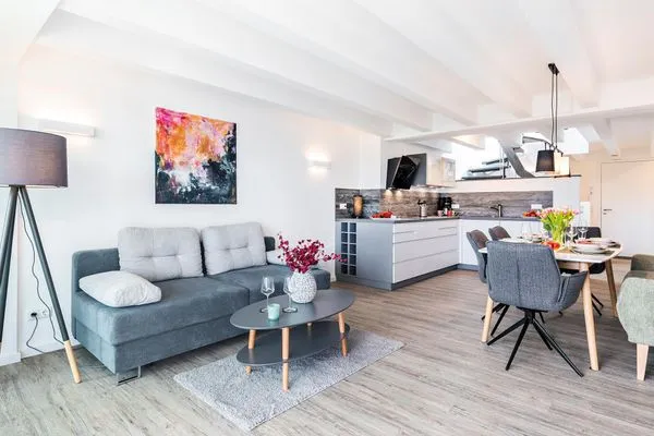 Wohn-/Essbereich: Sofa, Sitzgruppe, Essbereich, TV, Zugang zum Balkon  FeWo Sternenblick Dachterrasse in PRORA - 4.54