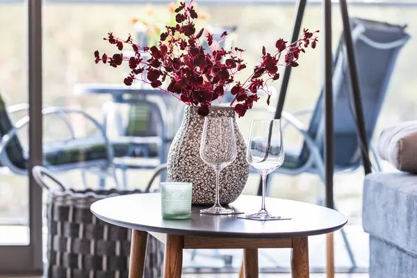 Wohn-/Essbereich: Sofa, Sitzgruppe, Essbereich, TV, Zugang zum Balkon  FeWo Sternenblick Dachterrasse in PRORA - 4.54