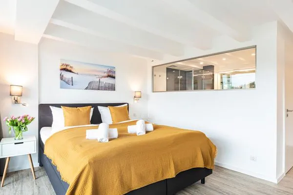 Schlafzimmer 1: Doppelbett (180 x 200), TV, Kleiderschrank, Verdunklungsgardinen, Zugang zum Balkon  FeWo Sternenblick Dachterrasse in PRORA - 4.54