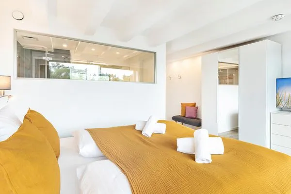 Schlafzimmer 1: Doppelbett (180 x 200), TV, Kleiderschrank, Verdunklungsgardinen, Zugang zum Balkon  FeWo Sternenblick Dachterrasse in PRORA - 4.54