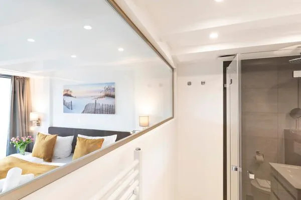 Schlafzimmer 2: Doppelbett (180 x 200), Kleiderschrank, TV, Verdunklungsgardinen  FeWo Sternenblick Dachterrasse in PRORA - 4.54