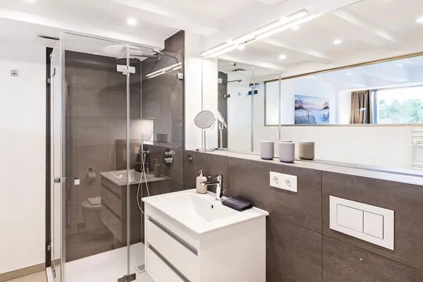 Badezimmer 2: Regendusche, WC, Haartrockner  FeWo Sternenblick Dachterrasse in PRORA - 4.54