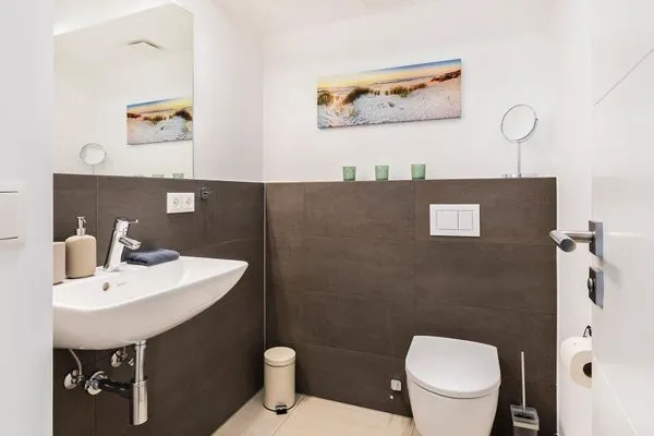 Badezimmer 1: Badewanne, Regendusche, WC, Haartrockner  FeWo Sternenblick Dachterrasse in PRORA - 4.54