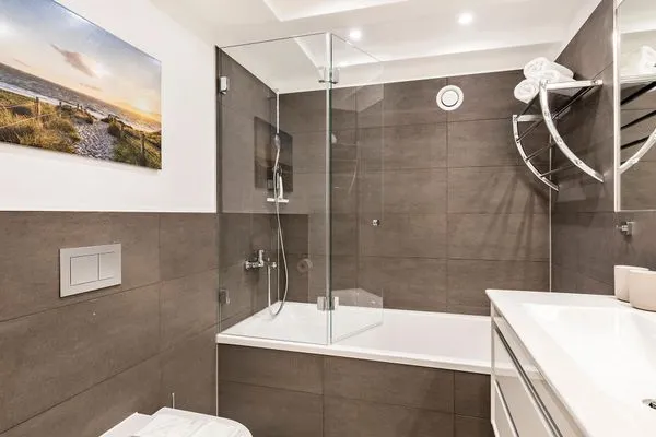 Badezimmer 1: Badewanne, Regendusche, WC, Haartrockner  FeWo Sternenblick Dachterrasse in PRORA - 4.54