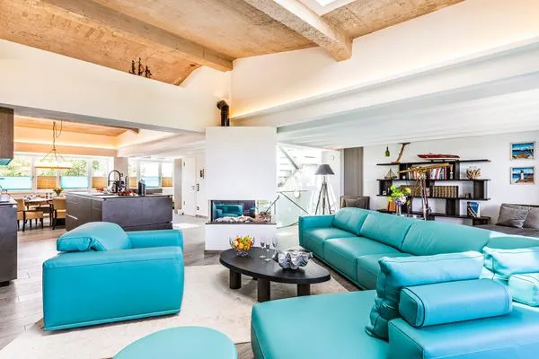 Wohnzimmer: Wohnlandschaft, Gas-Kamin, Smart TV, Essbereich, Ausgang zum Balkon, Insektenschutzgitter  FeWo Stella Maris Dachterrasse in PRORA - 8.53