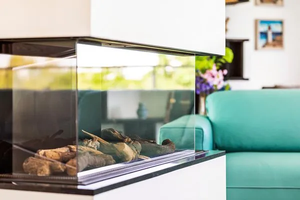 Wohnzimmer: Wohnlandschaft, Gas-Kamin, Smart TV, Essbereich, Ausgang zum Balkon, Insektenschutzgitter  FeWo Stella Maris Dachterrasse in PRORA - 8.53