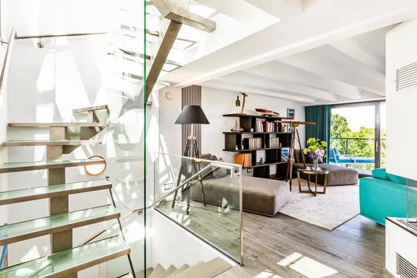 Wohnzimmer: Wohnlandschaft, Gas-Kamin, Smart TV, Essbereich, Ausgang zum Balkon, Insektenschutzgitter  FeWo Stella Maris Dachterrasse in PRORA - 8.53