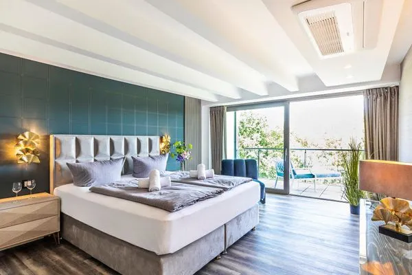 Schlafzimmer 1: Doppelbett (180x200), Kleiderschrank, Ausblick zur Meerseite, Smart -TV, Zugang zum Balkon, Insektenschu  FeWo Stella Maris Dachterrasse in PRORA - 8.53