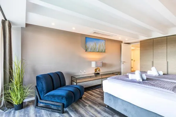 Schlafzimmer 2: Doppelbett (180x200), Kleiderschrank, Ausblick zur Meerseite, Smart- TV, Zugang zum Balkon, Insektenschu  FeWo Stella Maris Dachterrasse in PRORA - 8.53