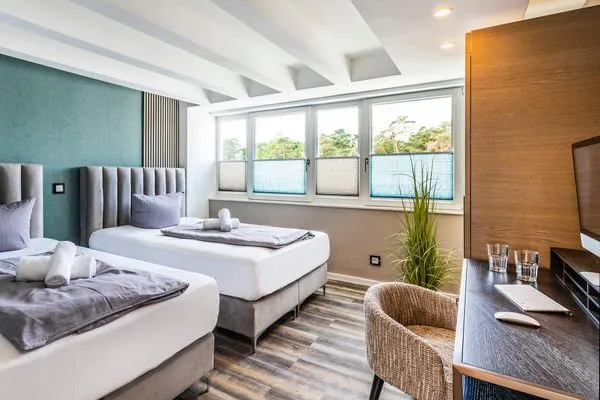 Schlafzimmer 3: 2 Französische Betten (140x200, für 4 Personen), Kleiderschrank, Smart-TV, Insektenschutzgitter, keine k  FeWo Stella Maris Dachterrasse in PRORA - 8.53