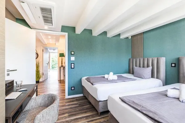 Schlafzimmer 3: 2 Französische Betten (140x200, für 4 Personen), Kleiderschrank, Smart-TV, Insektenschutzgitter, keine k  FeWo Stella Maris Dachterrasse in PRORA - 8.53