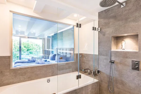 Badezimmer 1: Badewanne, Regendusche, Handtuchheizung, WC, Haartrockner  FeWo Stella Maris Dachterrasse in PRORA - 8.53