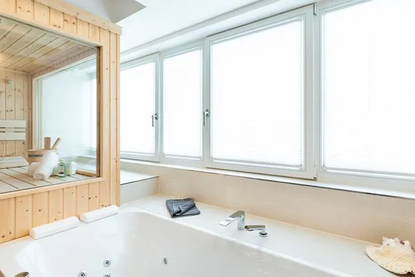 Badezimmer 2: Sauna, Jacuzzi, Regendusche, Handtuchheizung, Haartrockner  FeWo Stella Maris Dachterrasse in PRORA - 8.53