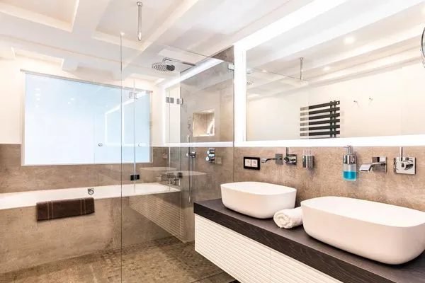 Badezimmer 1: Badewanne, Regendusche, Handtuchheizung, WC, Haartrockner  FeWo Stella Maris Dachterrasse in PRORA - 8.53