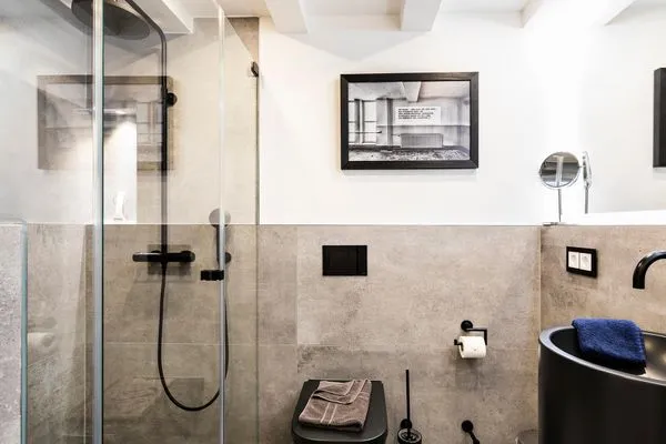 Badezimmer 1: Badewanne, Regendusche, Handtuchheizung, WC, Haartrockner  FeWo Stella Maris Dachterrasse in PRORA - 8.53