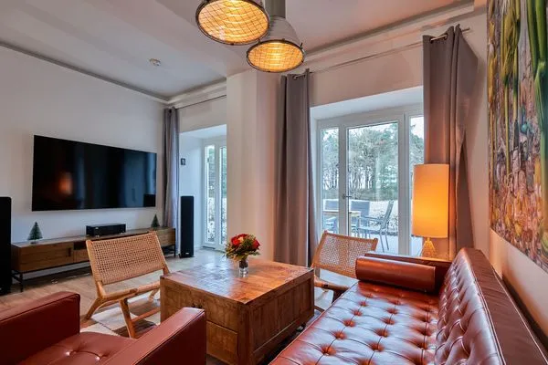 Wohn/Essbereich: Sofa, Sitzbereich, Essbereich, Flach-TV, Zugang zur Terrasse  FeWo Steife Brise in PRORA - 3.05