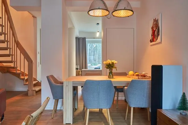 Wohn/Essbereich: Sofa, Sitzbereich, Essbereich, Flach-TV, Zugang zur Terrasse  FeWo Steife Brise in PRORA - 3.05