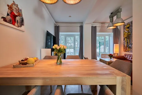 Wohn/Essbereich: Sofa, Sitzbereich, Essbereich, Flach-TV, Zugang zur Terrasse  FeWo Steife Brise in PRORA - 3.05