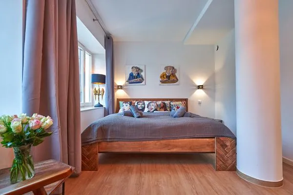 Schlafzimmer 1 (Seeseite): 1 Doppelbett (180x200), Kleiderschrank, TV, Zugang zum Balkon  FeWo Steife Brise in PRORA - 3.05