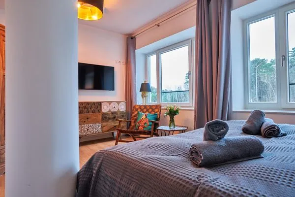 Schlafzimmer 1 (Seeseite): 1 Doppelbett (180x200), Kleiderschrank, TV, Zugang zum Balkon  FeWo Steife Brise in PRORA - 3.05