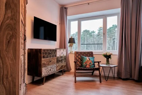 Schlafzimmer 1 (Seeseite): 1 Doppelbett (180x200), Kleiderschrank, TV, Zugang zum Balkon  FeWo Steife Brise in PRORA - 3.05