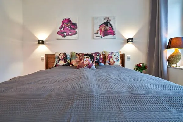 Schlafzimmer 2 (Landseite): 1 Doppelbett (180x200), Kleiderschrank, TV  FeWo Steife Brise in PRORA - 3.05