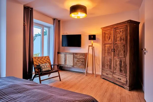 Schlafzimmer 2 (Landseite): 1 Doppelbett (180x200), Kleiderschrank, TV  FeWo Steife Brise in PRORA - 3.05