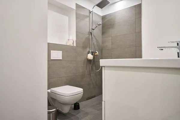 Badezimmer: Regendusche, WC, Waschbecken, Haartrockner  FeWo Steife Brise in PRORA - 3.05