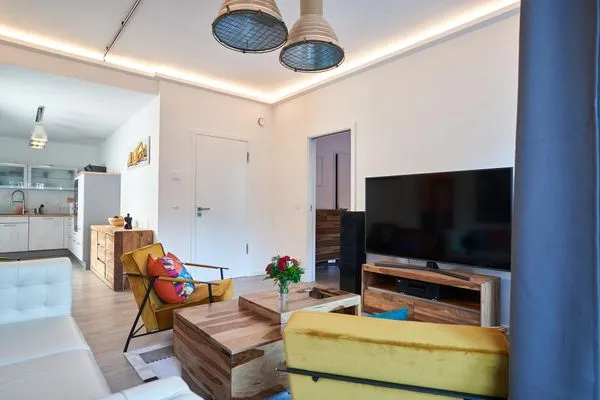 Wohn- /Essbereich: Sofa, Sitzbereich, Essbereich, TV  FeWo Seemannsgarn in PRORA - 7.04