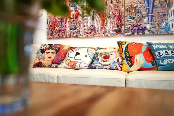 Wohn- /Essbereich: Sofa, Sitzbereich, Essbereich, TV  FeWo Seemannsgarn in PRORA - 7.04