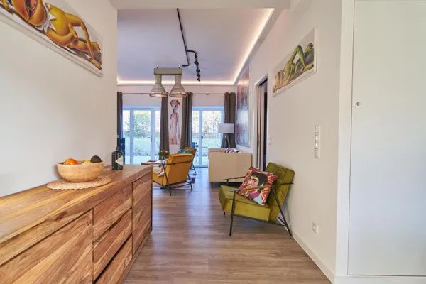 Wohn- /Essbereich: Sofa, Sitzbereich, Essbereich, TV  FeWo Seemannsgarn in PRORA - 7.04