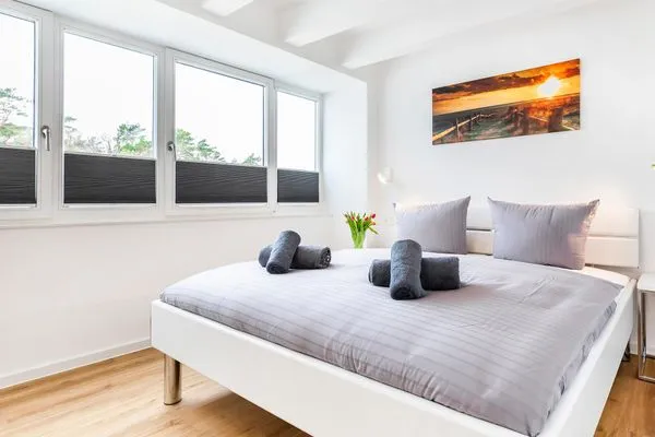 Schlafzimmer 1: Doppelbett (180x200), TV  FeWo Dünenheide 3.3 in PRORA - 7.33