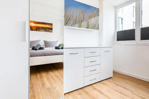 Schlafzimmer 1: Doppelbett (180x200), TV  FeWo Dünenheide 3.3 in PRORA - 7.33