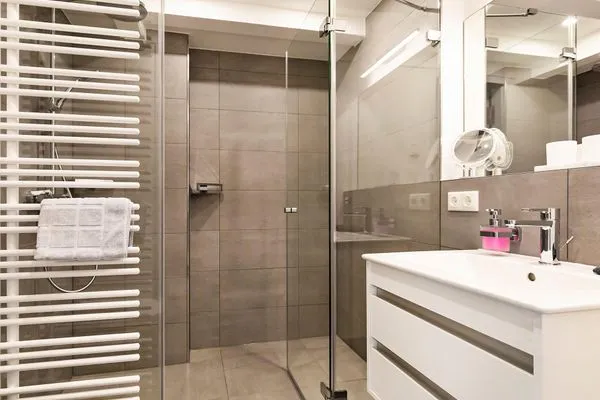 2 x Badezimmer mit Dusche  FeWo Dünenheide 3.3 in PRORA - 7.33