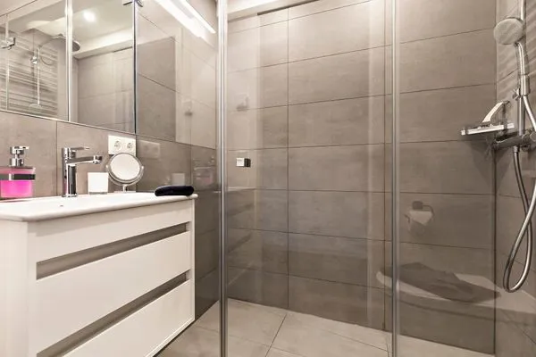 2 x Badezimmer mit Dusche  FeWo Dünenheide 3.3 in PRORA - 7.33