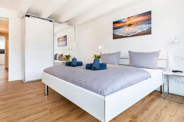 Schlafzimmer 1: Doppelbett (180x200), TV, Zugang zum Balkon, - Blick Richtung Meer  FeWo Dünenheide 3.4 in PRORA - 7.34