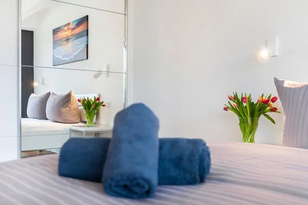 Schlafzimmer 1: Doppelbett (180x200), TV, Zugang zum Balkon, - Blick Richtung Meer  FeWo Dünenheide 3.4 in PRORA - 7.34